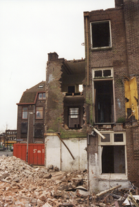 605895 Afbeelding van de sloop van de huizen op de hoek van de Bosboom Toussainstraat en de Staringstraat te Utrecht. ...